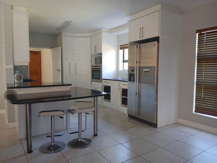 To Let 4 Bedroom Property for Rent in Wavecrest Eastern Cape